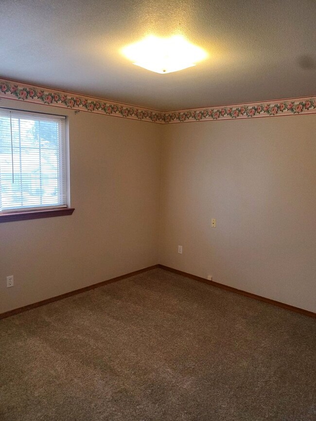 Building Photo - **PENDING APP**Beautiful 3 Bed 2.5 Bath in...