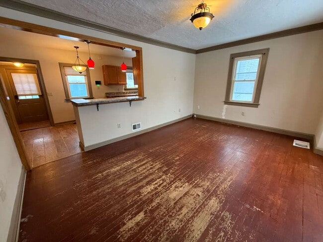 Building Photo - 2 BED, 1 BATH BEAUTIFIL SINGLE-FAMILY HOME IN EUCLID!