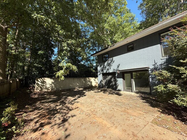 Building Photo - Luxurious 4BD, 3BA Raleigh Home with Fence...