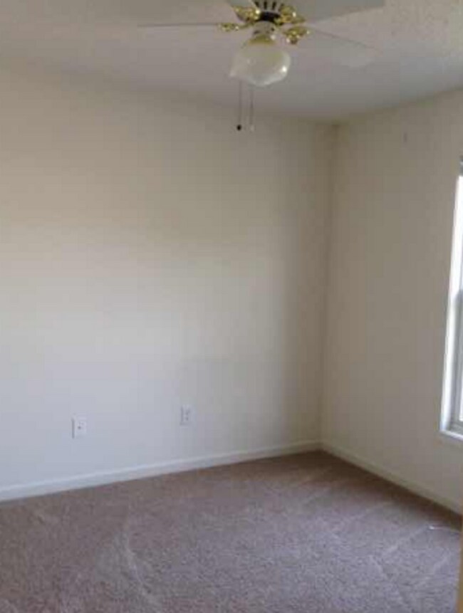Building Photo - 3 bedroom, 2.5 bath Townhome