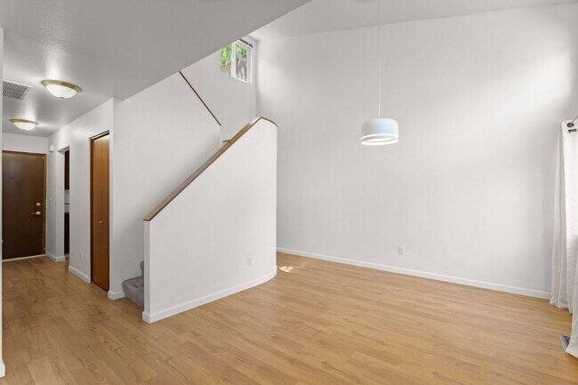 Building Photo - 2 Bedroom, 1.5 Bathroom Townhome-Style Condo in Tanasbrook, Near Tanasbourne!