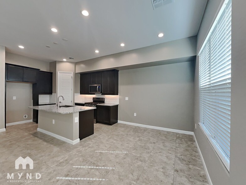 Building Photo - 4839 E Village Dr