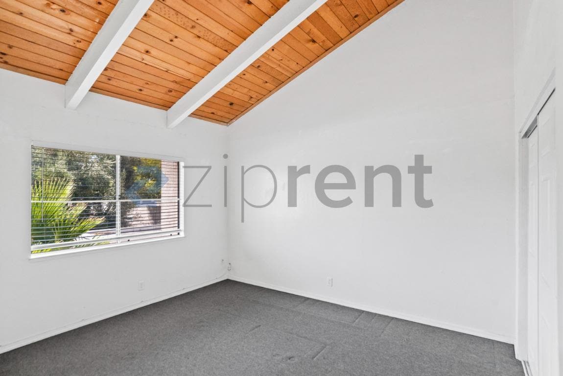 Building Photo - Unit G