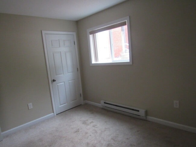 Building Photo - Londonderry Garden Condo- Available NOW!
