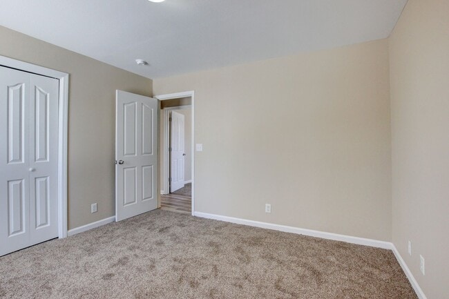 Building Photo - Cozy 3 bd 2 bath in the heart of Clarksville.  Fresh paint and Flooring!