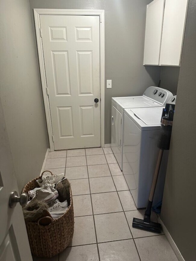 Building Photo - Single level home close to Mt View High School