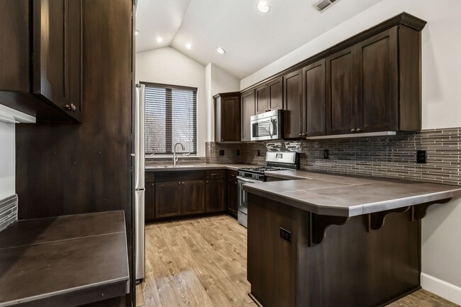 Building Photo - Single-Level 3 Bed, 2 Bath Home with Fully Fenced Backyard