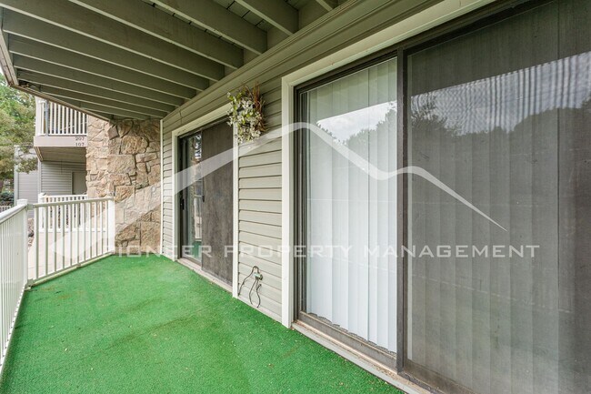 Building Photo - Spacious Condo with Washer/Dryer and Central AC