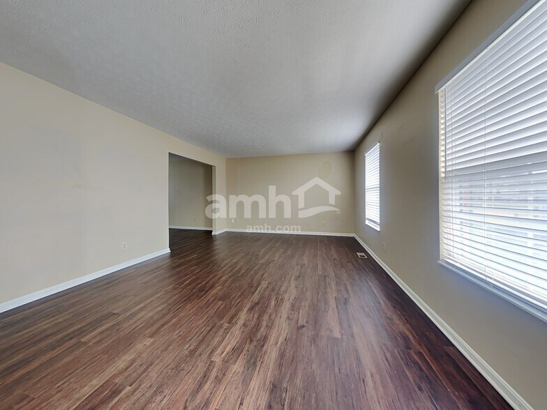 Building Photo - 3679 Shorewood Dr