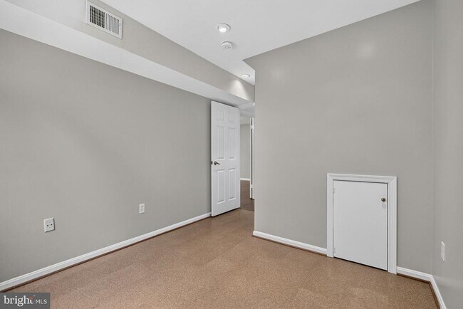 Building Photo - 6 Youngs Farm Ct