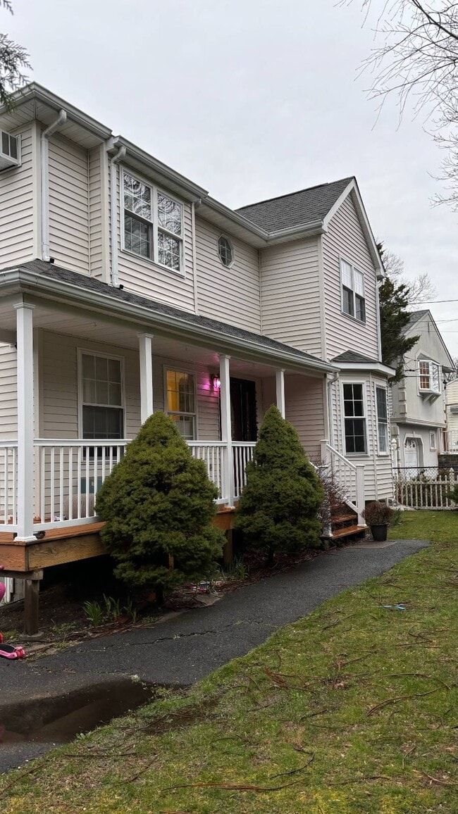 Building Photo - 352 Lake Ave S