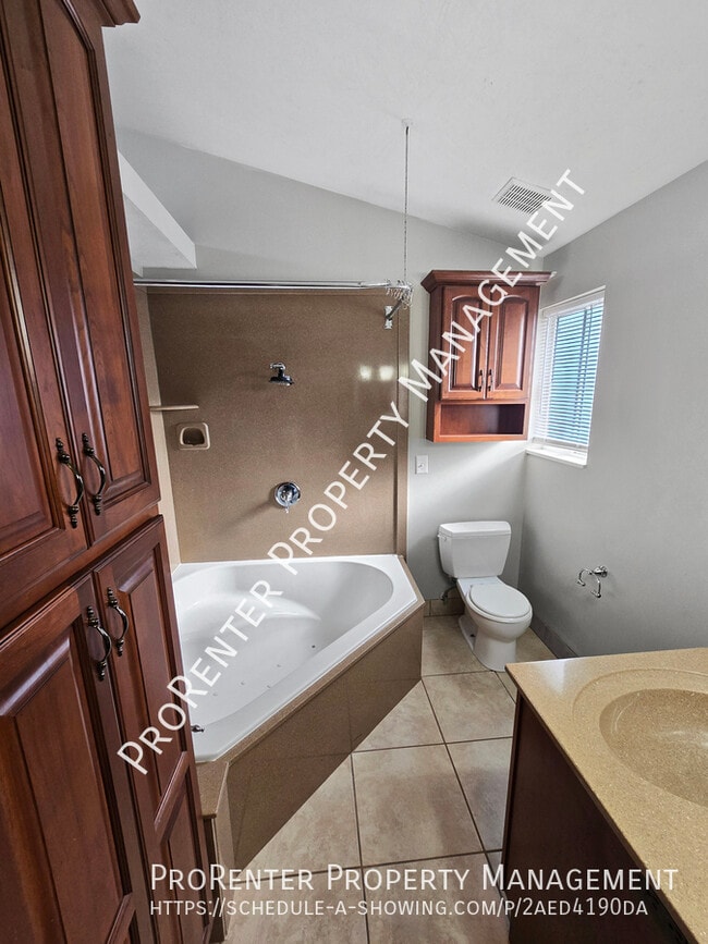 Building Photo - 1401 Ash Dr