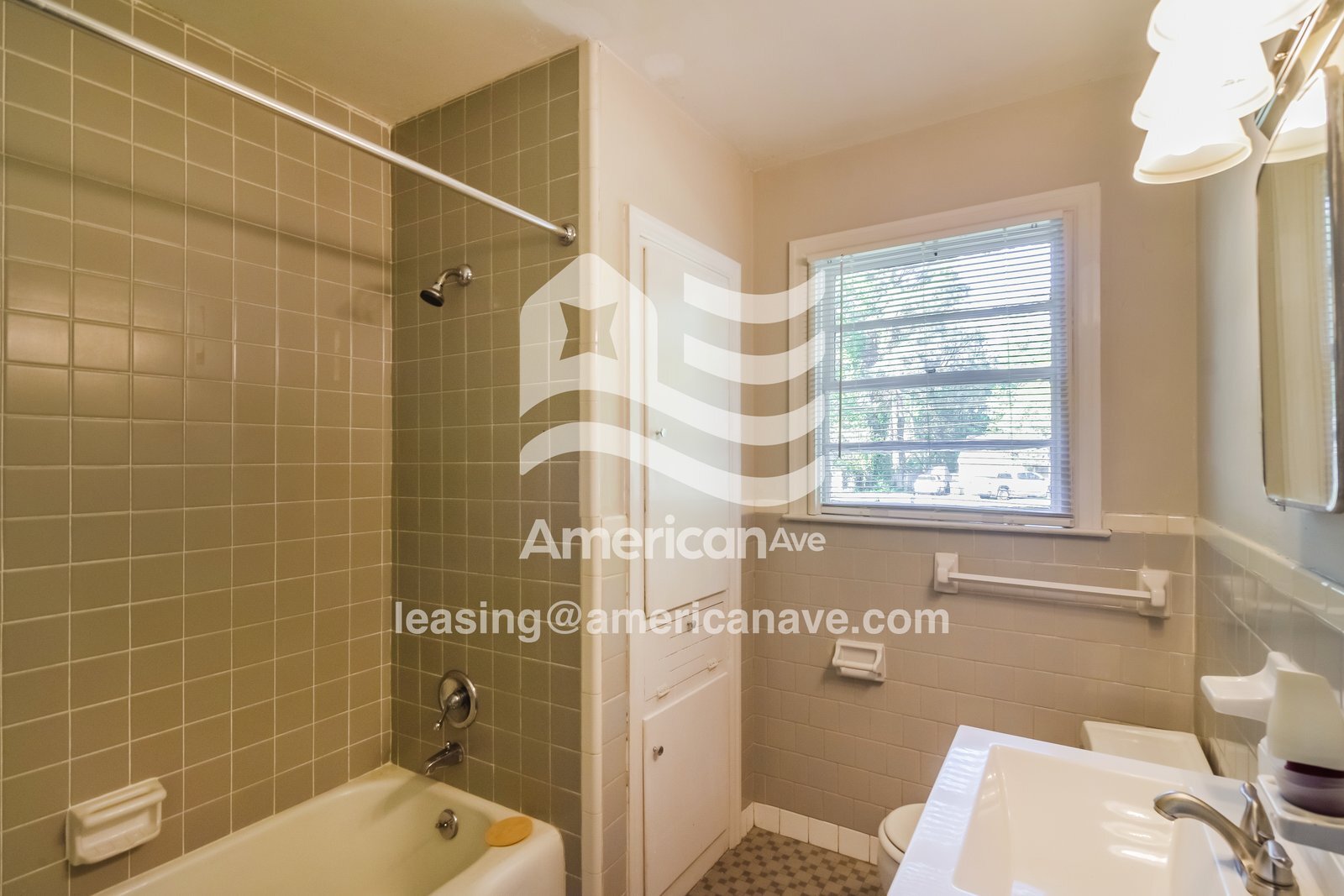 Building Photo - 2145 Meadowlane Dr