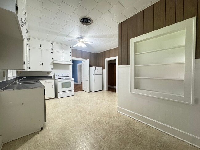 Building Photo - Spacious Home close to LA Tech