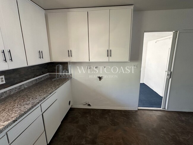 Building Photo - Highland