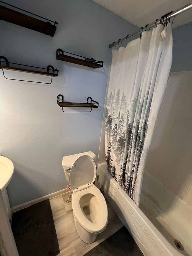 Building Photo - Charming 2 bedroom, 2 bathroom home located in East Peoria, IL.