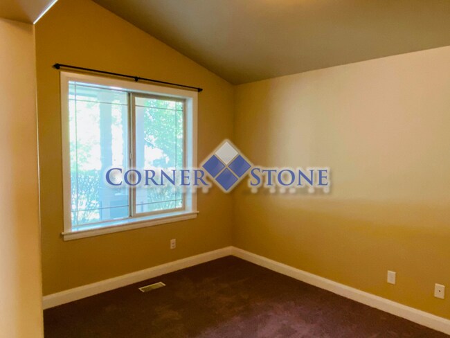 Building Photo - Middleton Home with Community Pool!