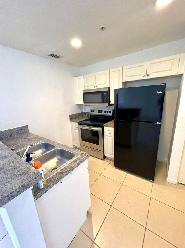 Building Photo - Two bedroom condo in gated Marsh Harbour community