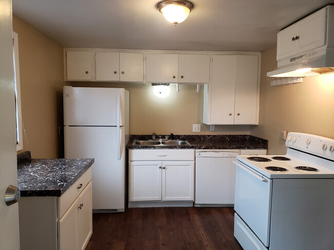 Kitchen - 1011 Memorial Parkway