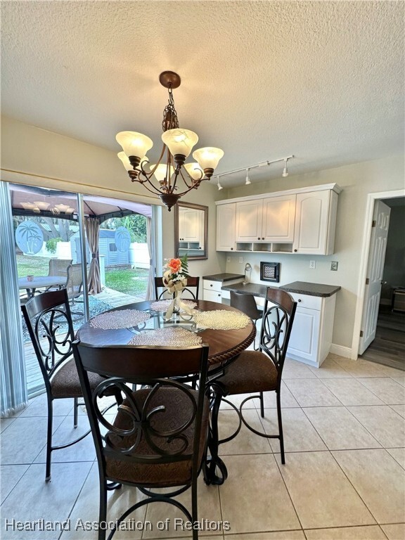 Building Photo - 3350 Lakeview Dr