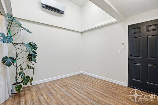 Building Photo - 13902 NE Piper Rd