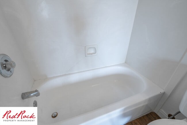 Building Photo - 2 Bedroom Townhome Available