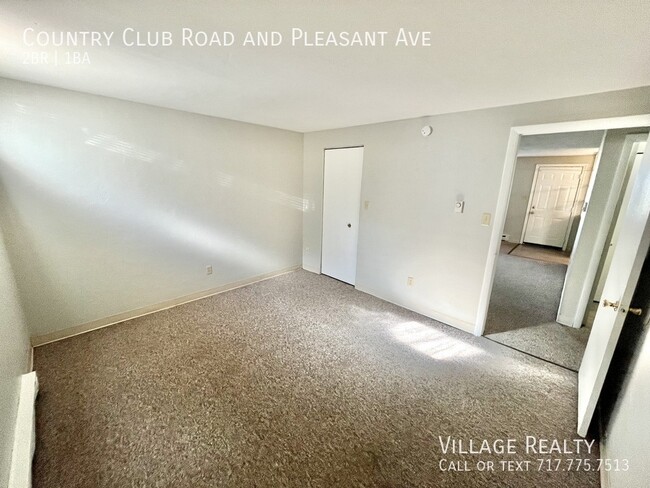 Building Photo - Roomy, remodeled 2-bed w/ on-site laundry ...