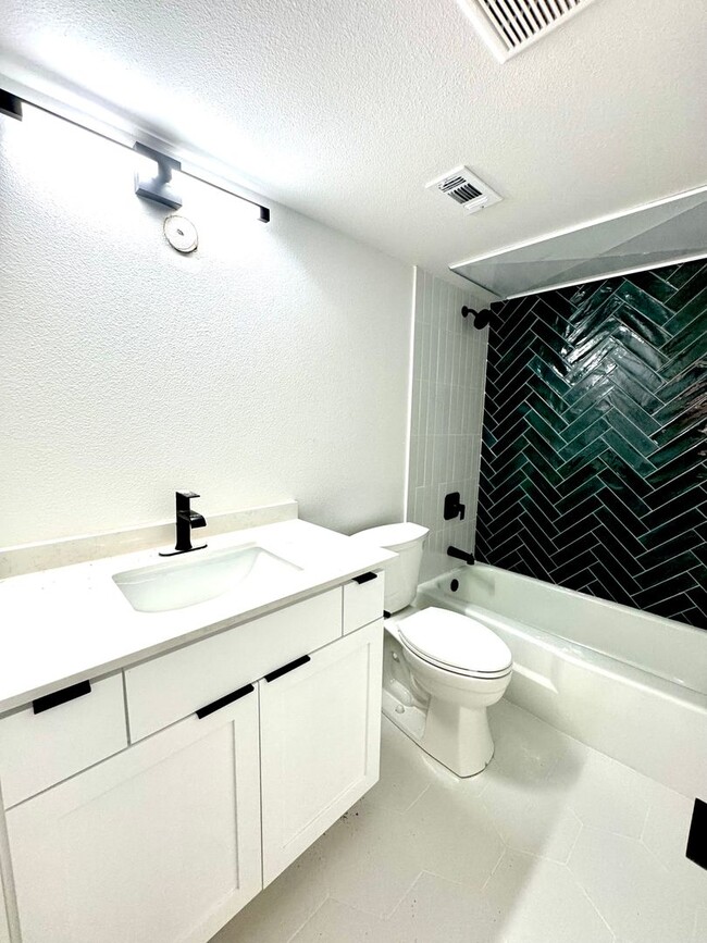 Building Photo - Remodeled Condo 2 Blocks to St. David's Me...