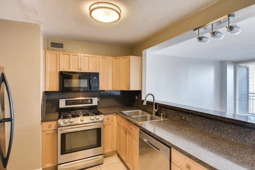 Building Photo - 620 Peachtree St NE