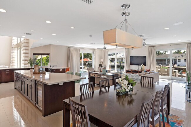 Building Photo - 3050 NE 43rd St