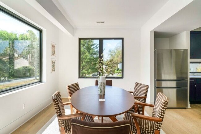 Building Photo - 981- 987 Fifth Street SW