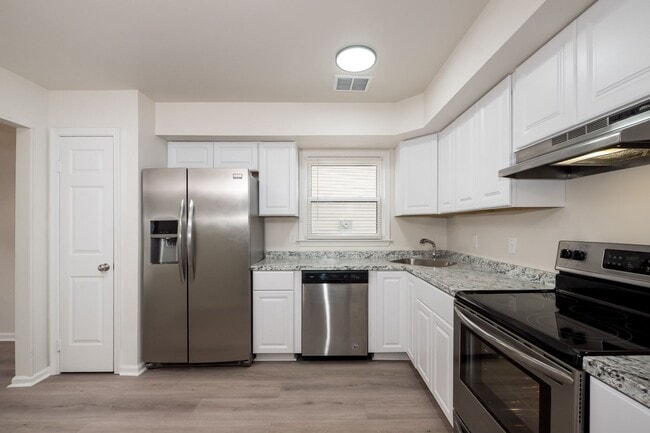 Building Photo - Newly Renovated 3 Bedrooms 2.5 Bathroom Home