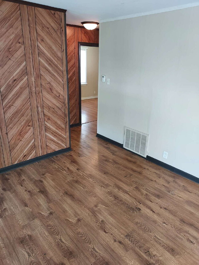 Building Photo - "Charming 2-Bedroom Gem with Cozy 744 Sq F...