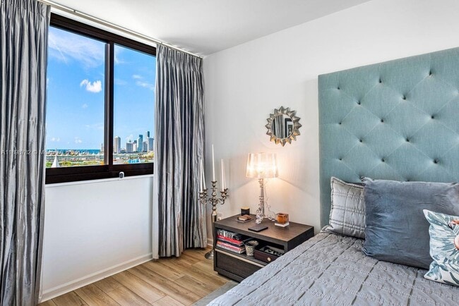 Building Photo - 1000 Venetian Way