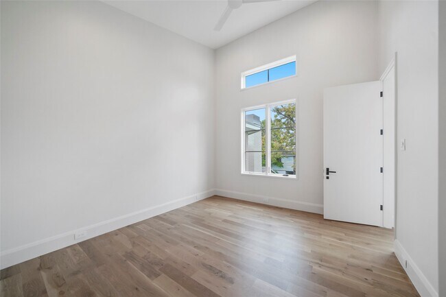 Building Photo - 603 E 26th St