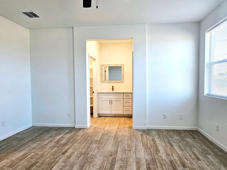 Building Photo - 1112 E 4th St