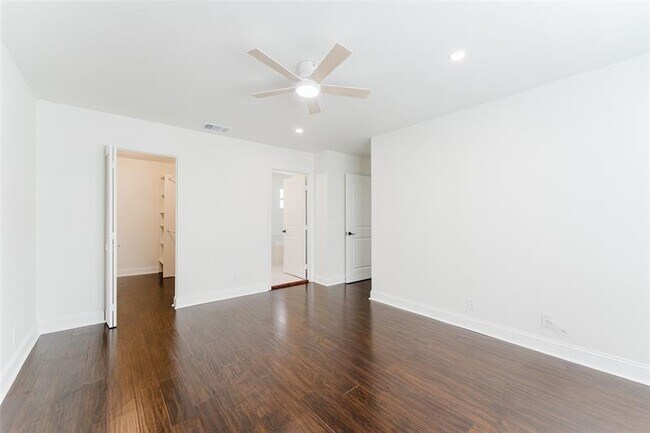 Building Photo - 10646 Lake Oak Way