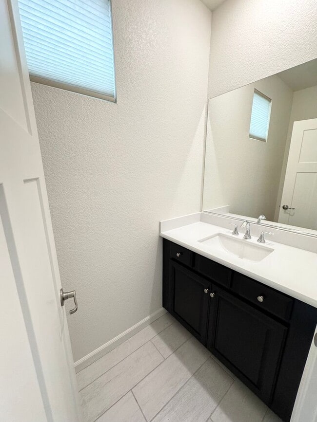 Building Photo - 3 Bed / 2.5 Bath Solar Home with Patio – Roseville – Available Now SEE VIDEO