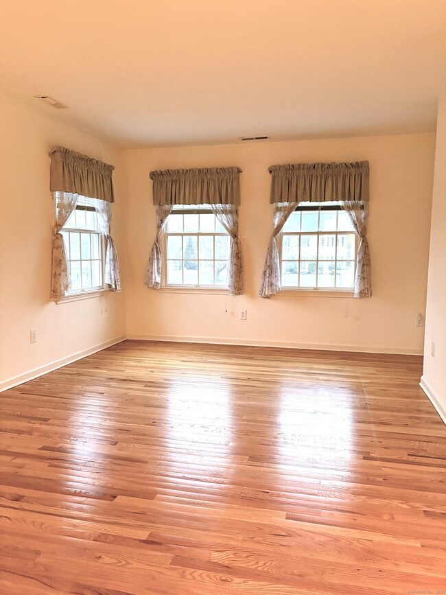 Building Photo - 5 Howes Ct