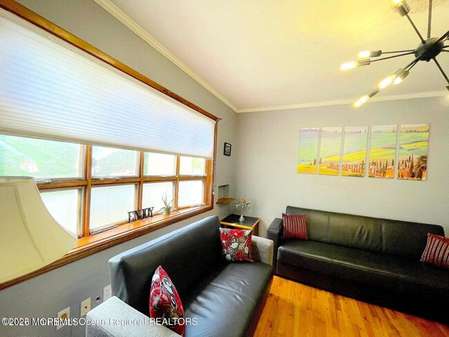 Building Photo - 137 Oakland St