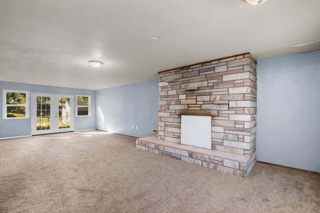 Building Photo - Spacious St. Ann Home with Large Detached ...