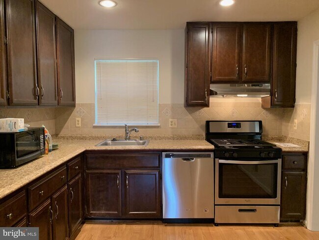 Building Photo - 8200 Aspen Glen Ct