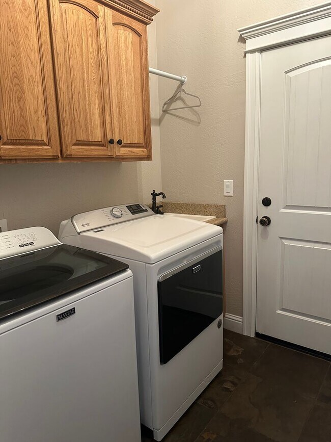 Building Photo - Amazing Price! Amazing Location!