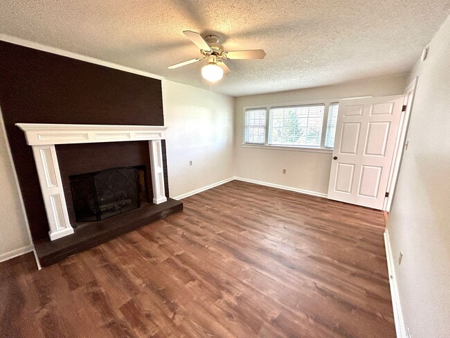 Building Photo - Weaverville - Clean and Tidy! Home Office,...
