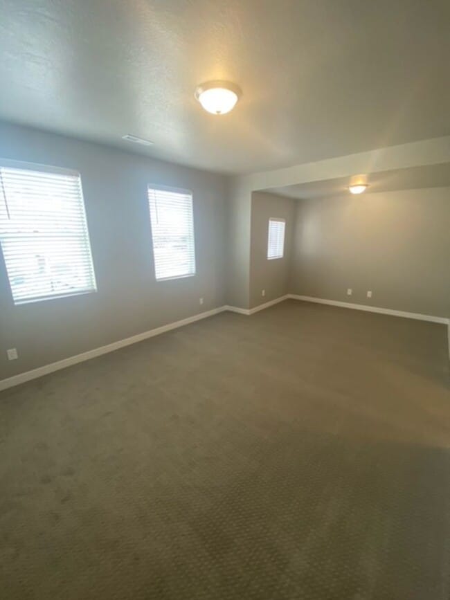 Building Photo - Beautiful Bountiful Townhome