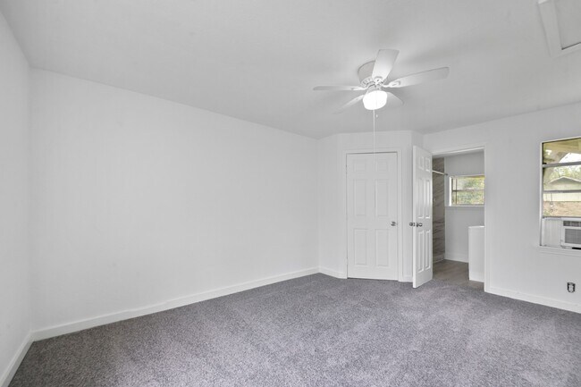 Building Photo - 806 E Emily Ave