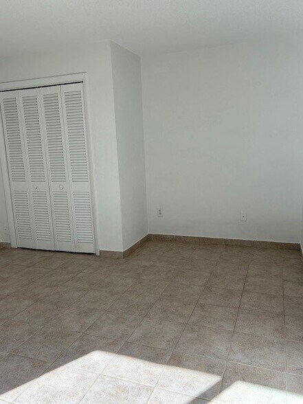 Building Photo - 411 S Nimbus Ave