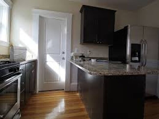 Building Photo - Parking Included, In-Unit Washer and Dryer...