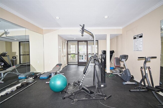 Building Photo - 2425 Underwood St