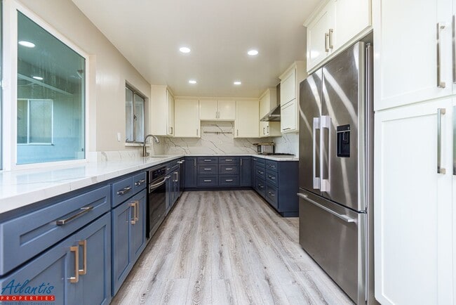 Building Photo - Beautiful Home | Remodeled | Desirable Location